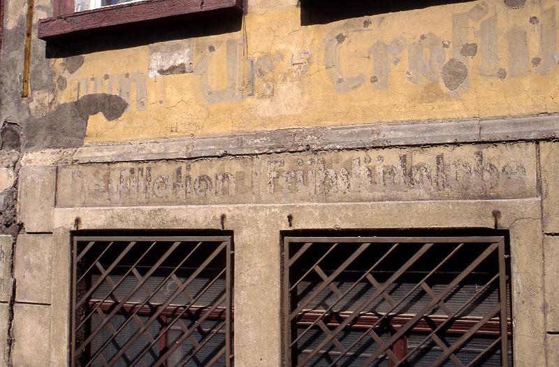 Leipzig, Körnerstr. 1, 23.8.1996.jpg - Ur-Crostitzer, Destillation - Frühstückstube